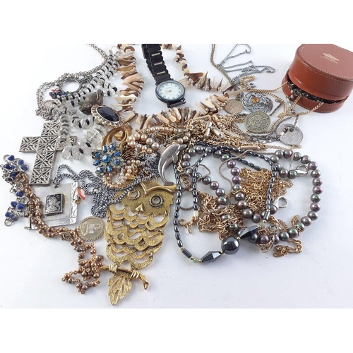 132 - Jewellery and Bijouterie lot to include some watches, chains, brooches, Celtic cross, On War Service... 