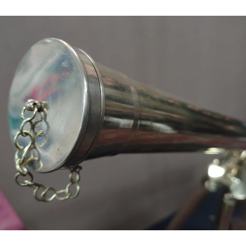 215 - Fully working and adjustable brass telescope with wooden legs. The height of the legs can be adjuste... 