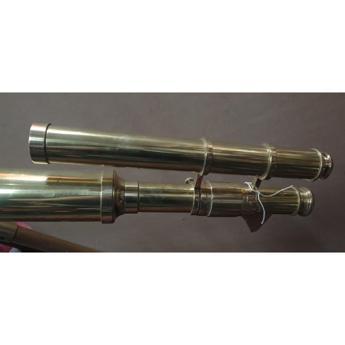 215 - Fully working and adjustable brass telescope with wooden legs. The height of the legs can be adjuste... 