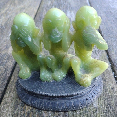 344 - Superb green Jade / Jadite three wise monkeys figurine on plinth. In lovely condition. 11cm across#3... 