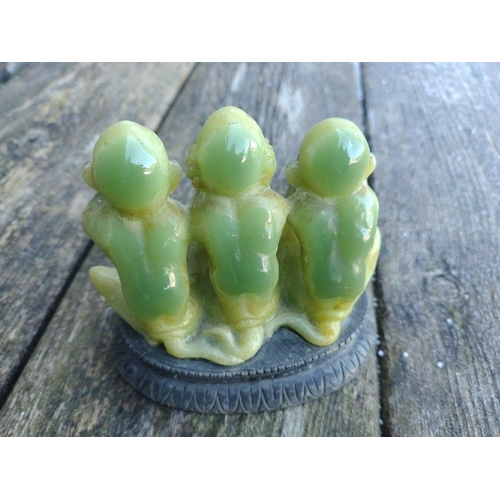344 - Superb green Jade / Jadite three wise monkeys figurine on plinth. In lovely condition. 11cm across#3... 