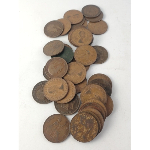 39 - A selection of obsolete and post 1947 UK coinage to include threepenny, Pennies, Shillings, Sixpence... 
