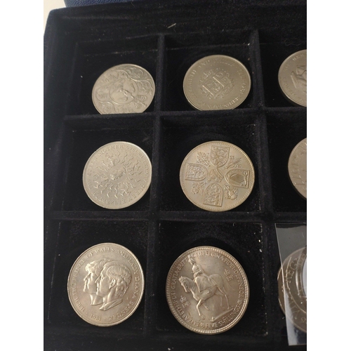 40 - A coin tray with an assortment of Crowns, three collectible £2 coins including Claim of Rights ... 