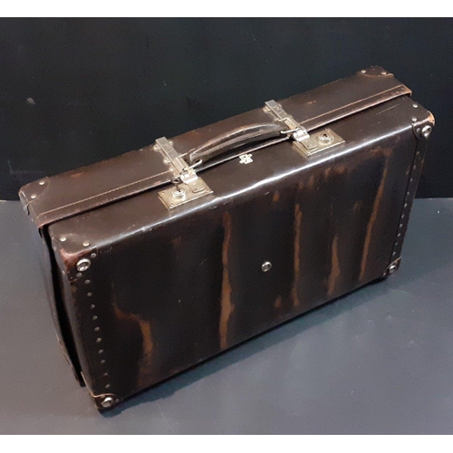 476 - An antique suitcase. Large and decorative and in good condition, displays well. Measures 66cm x 40cm... 