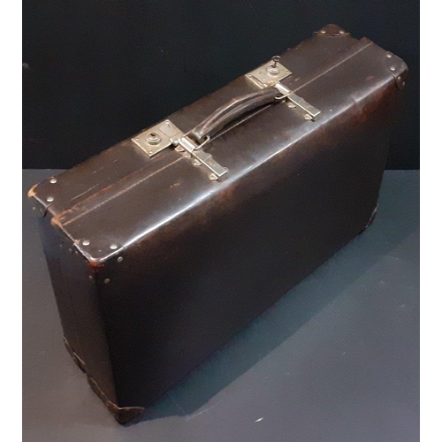 476 - An antique suitcase. Large and decorative and in good condition, displays well. Measures 66cm x 40cm... 