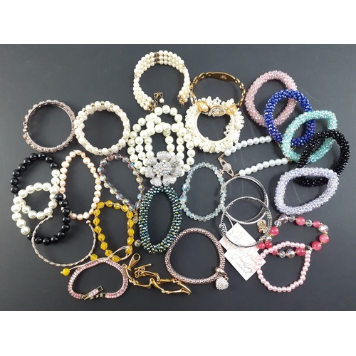 169 - BLING! A large bag of TOP QUALITY fashion bracelets#23