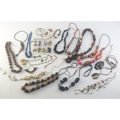 202 - A good mixed bijouterie / jewellery lot comprising beads, necklaces, a great quantity of earrings an... 