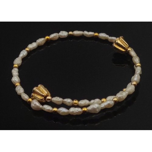 74 - A very pretty small sprung freshwater pearl bracelet with gilt fittings, 22cm long approx.  A very s... 
