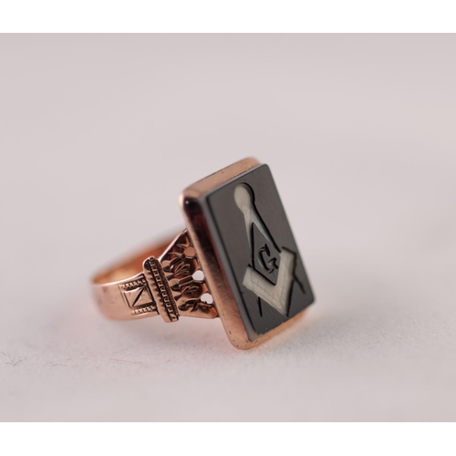 225 - A MASONIC INTALGIO SIGNET RING, a rectangular plaque with an engraved Masonic motif, to fancy should... 