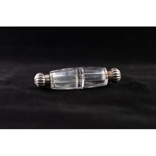 13 - A LATE VICTORIAN RIBBED CLEAR GLASS SILVER TOPPED DOUBLE ENDED VINAIGRETTE AND SCENT BOTTLE, LONDON ... 