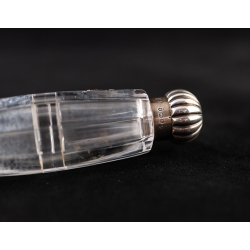 13 - A LATE VICTORIAN RIBBED CLEAR GLASS SILVER TOPPED DOUBLE ENDED VINAIGRETTE AND SCENT BOTTLE, LONDON ... 