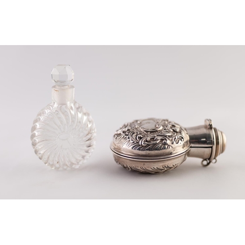 10 - AN EDWARDIAN SILVER HINGED SCENT BOTTLE HOLDER WITH HINGED COVER, stamped with cherubs amongst scrol... 