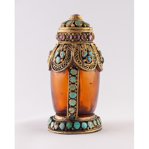 31 - AN AMBER COLOURED GLASS GILT METAL MOUNTED AND FAUX GEMSTONE SET SNUFF BOTTLE, 3