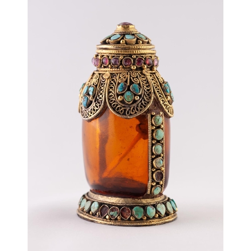 31 - AN AMBER COLOURED GLASS GILT METAL MOUNTED AND FAUX GEMSTONE SET SNUFF BOTTLE, 3