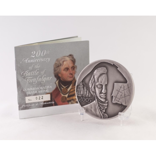 122 - ROYAL MINT LARGE 2005 LIMITED EDITION TONED SILVER COMMEMORATIVE MEDALLION TRAFALGAR BI-CENTENARY wi... 