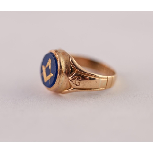 224 - EDWARDIAN 18ct GOLD MASONIC INTAGLIO RING. A round blue glass intaglio with gilt Masonic motif, to s... 