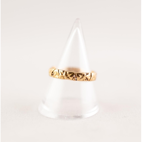 371 - A GOLD BAND RING. With pierced ivy decoration, ring size M1/2, 3g.