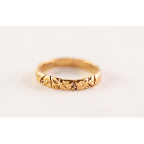 371 - A GOLD BAND RING. With pierced ivy decoration, ring size M1/2, 3g.