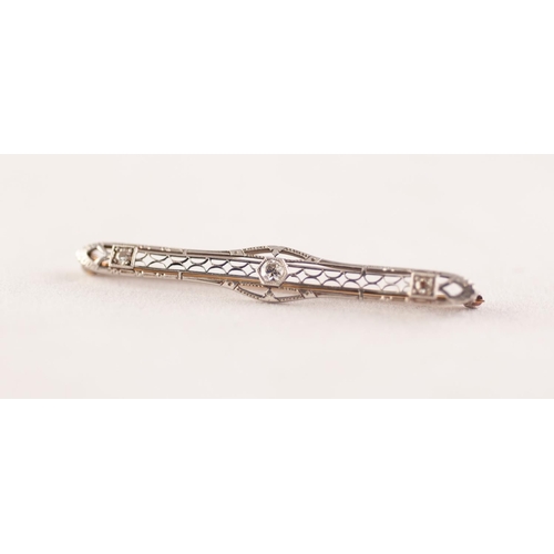 370 - EDWARDIAN PLATINUM AND DIAMOND BAR BROOCH. Three graduated old cut diamonds to a pierced bar, total ... 