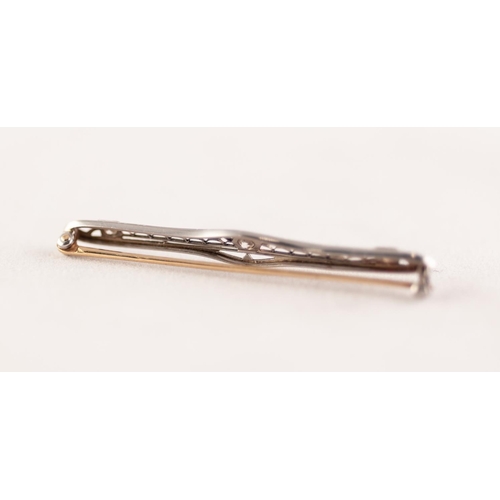 370 - EDWARDIAN PLATINUM AND DIAMOND BAR BROOCH. Three graduated old cut diamonds to a pierced bar, total ... 