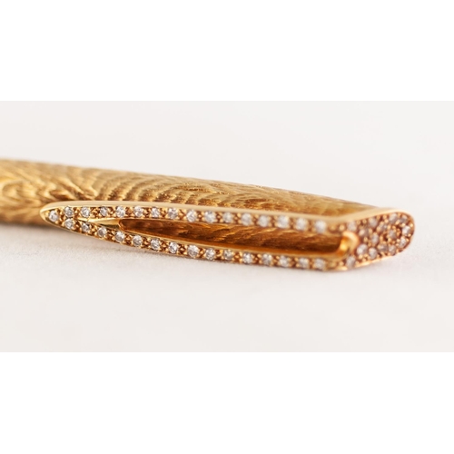 260H - 18ct GOLD AND DIAMOND BALL POINT PEN, with textured barrel and diamond set clip, total estimated dia... 