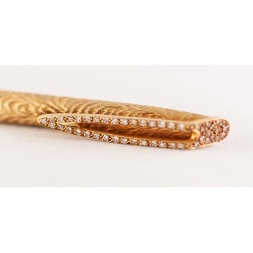 260H - 18ct GOLD AND DIAMOND BALL POINT PEN, with textured barrel and diamond set clip, total estimated dia... 