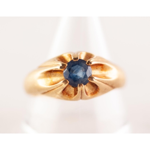 286 - 18 ct GOLD RING WITH A BLUE IOLITE STONE in a raised six claw setting. London import hallmark 1976. ... 