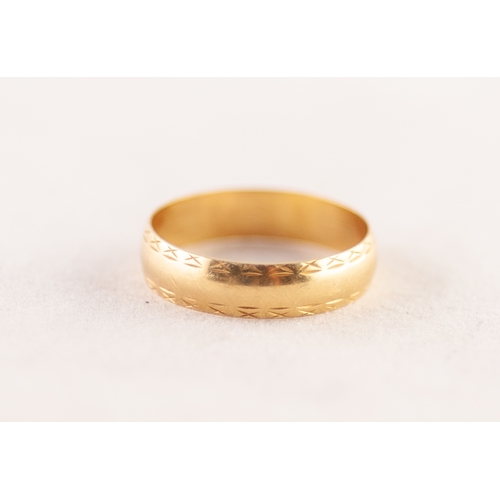 351 - 18ct GOLD BAND RING WITH ENGRAVED EDGES, 2gms