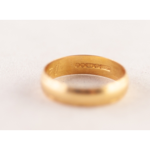 351 - 18ct GOLD BAND RING WITH ENGRAVED EDGES, 2gms