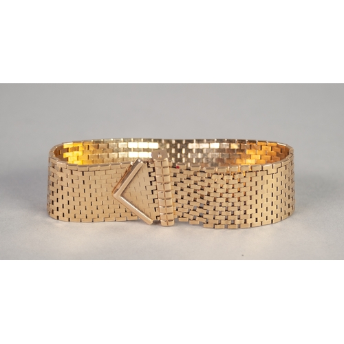 320 - 9ct GOLD BUCKLE BRACELET, of brick links to a buckle motif claps, length 23.5cm, 87.05g