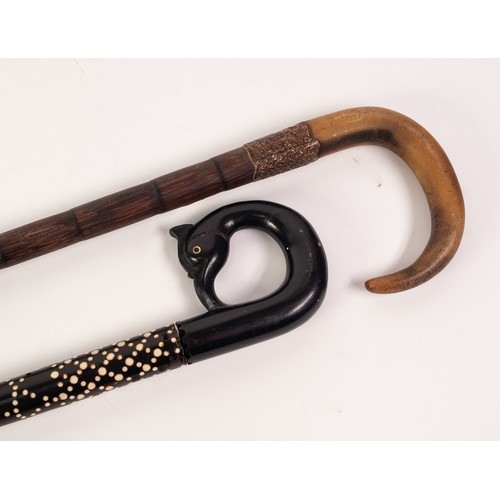 210 - CIRCA 1920s AFRICAN CARVED EBONY AND IVORY INLAID WALKING STICK, the loop handle carved in the form ... 