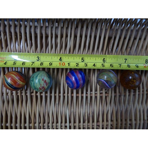 256 - APPROXIMATELY 40 LARGER SIXE PRE-WAR MARBLES with coloured swirl or silver glitter inclusions IN A T... 