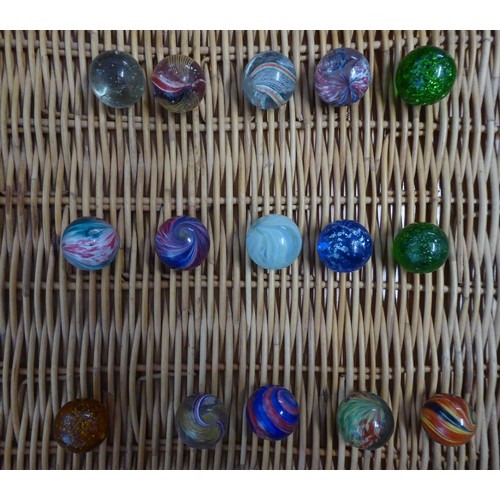 256 - APPROXIMATELY 40 LARGER SIXE PRE-WAR MARBLES with coloured swirl or silver glitter inclusions IN A T... 