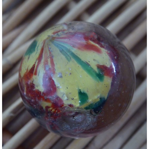 256 - APPROXIMATELY 40 LARGER SIXE PRE-WAR MARBLES with coloured swirl or silver glitter inclusions IN A T... 