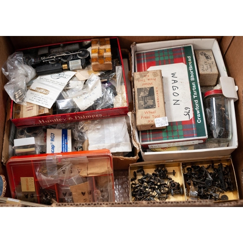 63 - GOOD SELECTION OF 'OO' GAUGE MAINLY CAST AND OTHER METAL COMPONENTS AND PARTS to include; boxed comp... 