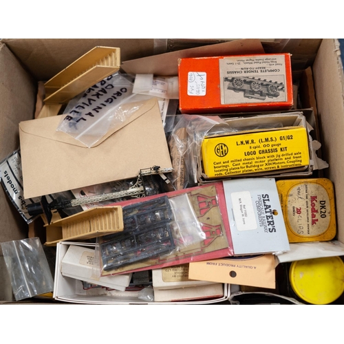 63 - GOOD SELECTION OF 'OO' GAUGE MAINLY CAST AND OTHER METAL COMPONENTS AND PARTS to include; boxed comp... 