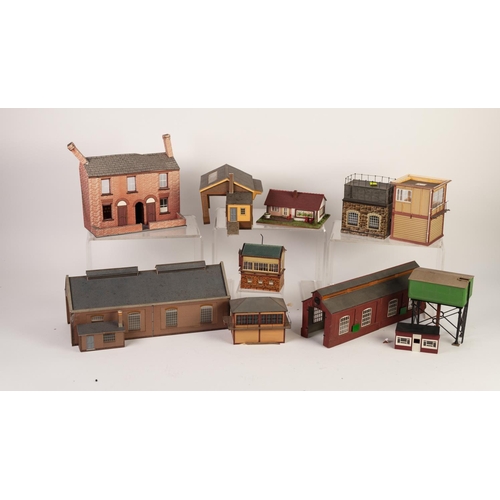 61 - SELECTION OF CARDBOARD AND PLASTIC 'OO' SCALE STATION AND LINESIDE BUILDINGS, many kit built and fin... 