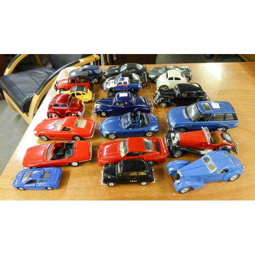 151 - TWENTY APPROXIMATELY 1:24 SCALE DIE CAST MODELS OF CARS AND SPORTS CARS, 1930s and later, includes B... 