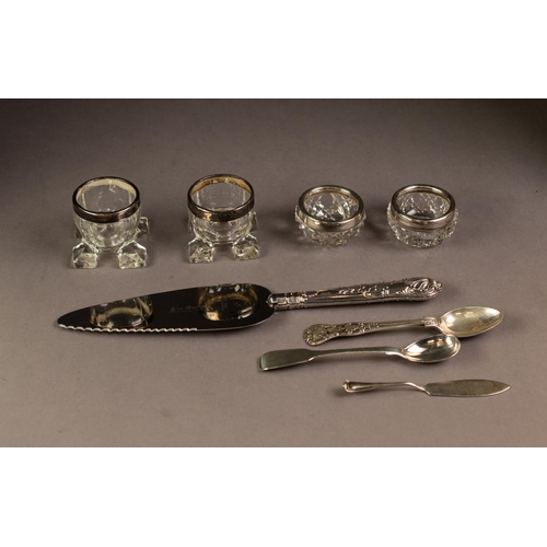 202 - ‘PIE SERVER’ WITH QUEENS PATTERN FILLED SILVER HANDLE, together with THREE SMALL PIECES OF SILVER CU... 