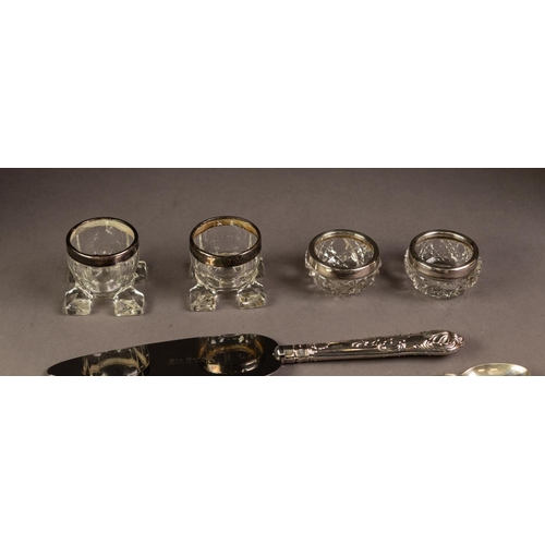 202 - ‘PIE SERVER’ WITH QUEENS PATTERN FILLED SILVER HANDLE, together with THREE SMALL PIECES OF SILVER CU... 