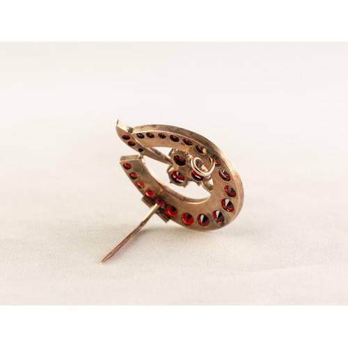 111 - VICTORIAN UNMARKED GOLD COLOURED METAL HORSESHOE AND CLOVER LEAF SHAPED BROOCH, set with numerous ga... 