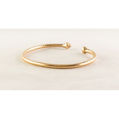 112 - ANTIQUE 18ct GOLD HEAVY TORQUE BANGLE, partly chased, 2 3/4in (7cm) wide, 27.8 gms