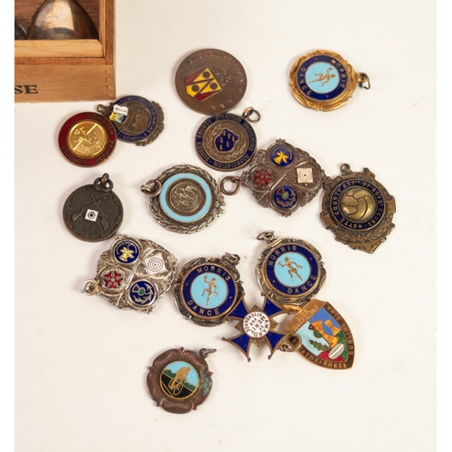 86 - COLLECTION OF EARLY 20th CENTURY AND LATER GILT METAL, BRONZE AND PLATED METAL MEDALLIONS, 14 HAVING... 