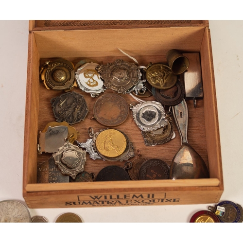 86 - COLLECTION OF EARLY 20th CENTURY AND LATER GILT METAL, BRONZE AND PLATED METAL MEDALLIONS, 14 HAVING... 