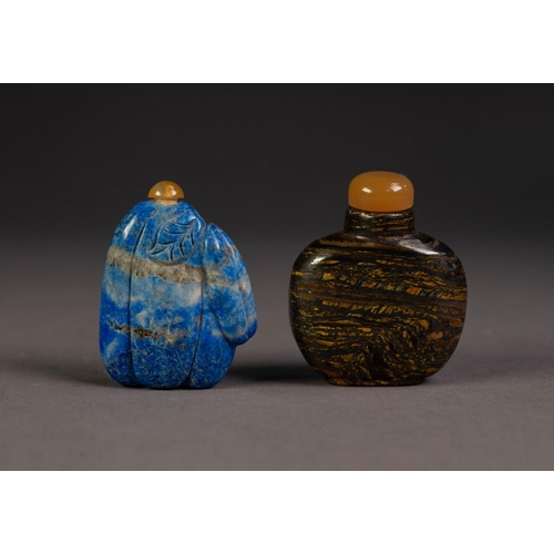 203 - CHINESE BLUE AND GREY MOTTLED HARDSTONE SNUFF BOTTLE, carved on the left shoulder with a melon and f... 