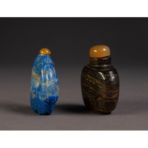 203 - CHINESE BLUE AND GREY MOTTLED HARDSTONE SNUFF BOTTLE, carved on the left shoulder with a melon and f... 