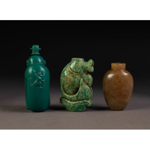 204 - CHINESE MOTTLED GREEN SOAPSTONE SNUFF BOTTLE, carved in the form of a fish, 2 1/2in (6.5cm) high and... 