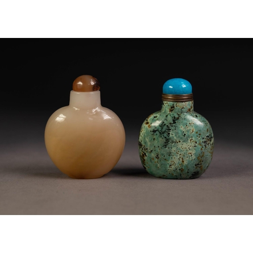 207 - CHINESE PALE GREEN AND BLACK SPECKLED HARDSTONE SNUFF BOTTLE AND DOMED BLUE STOPPER, 2 1/2