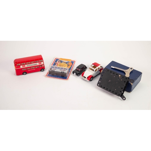 84 - MATCHBOX SUPERFAST MINT AND BOXED SILVER JUBILEE BUS, on card display; unboxed MODERN CORGI LONDON S... 