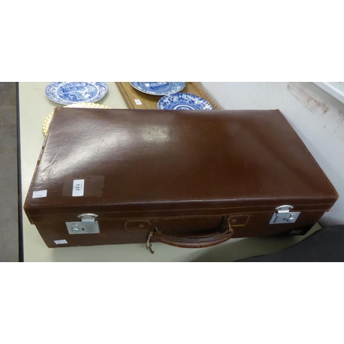 137 - AN OLD LEATHER SUITCASE